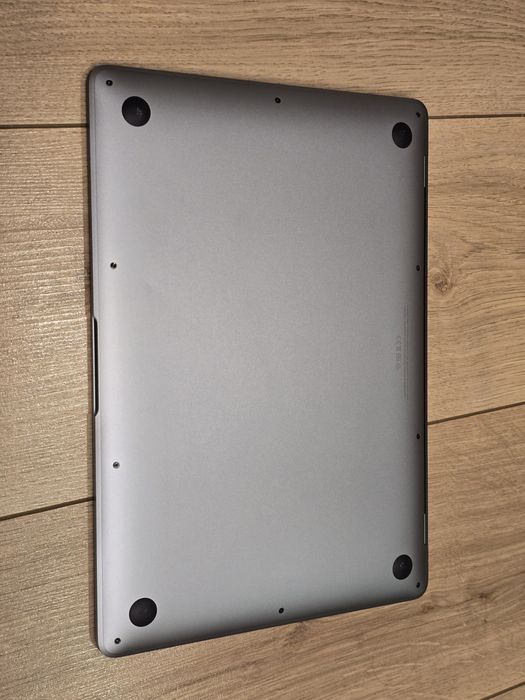 Macbook air 13 инча, M1, 21 цикъла на батерията