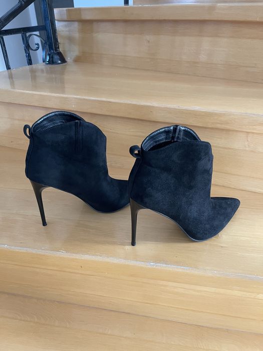 Botine cu decolteu in V