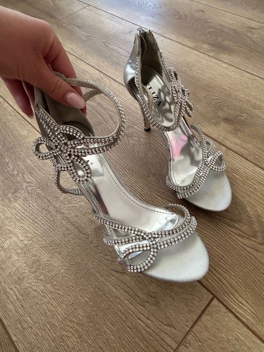 Продавам чисто нови токчета