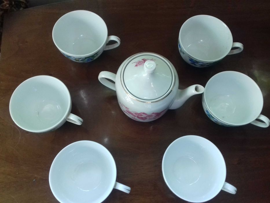 Фарфоровые чайник и 6 чашек без блюдцев времен СССР