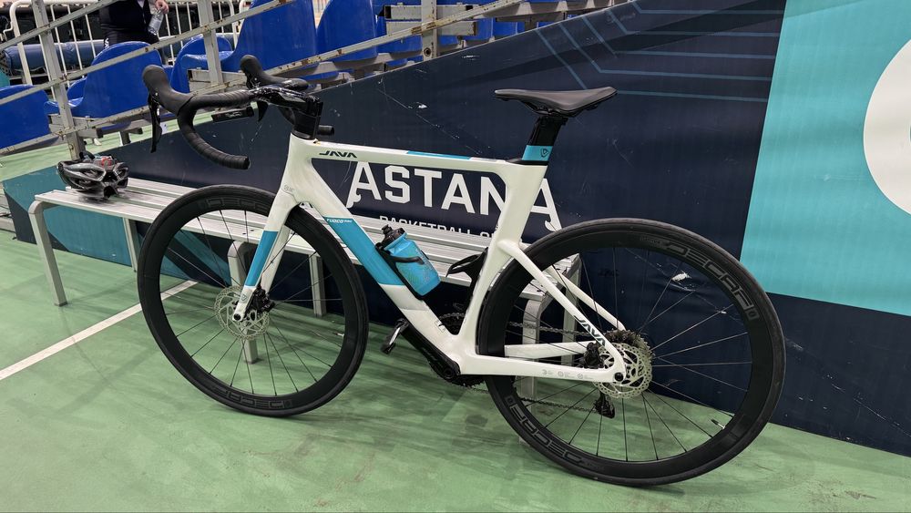 Продам карьоновый шоссейный велосипед