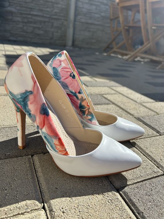 Pantofi cu toc infloriti