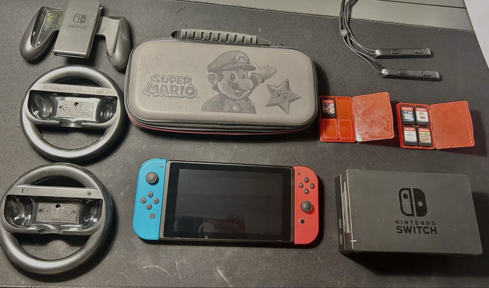 Nintendo switch v1  б/у аксесуары, игры + чехол бесплатно
