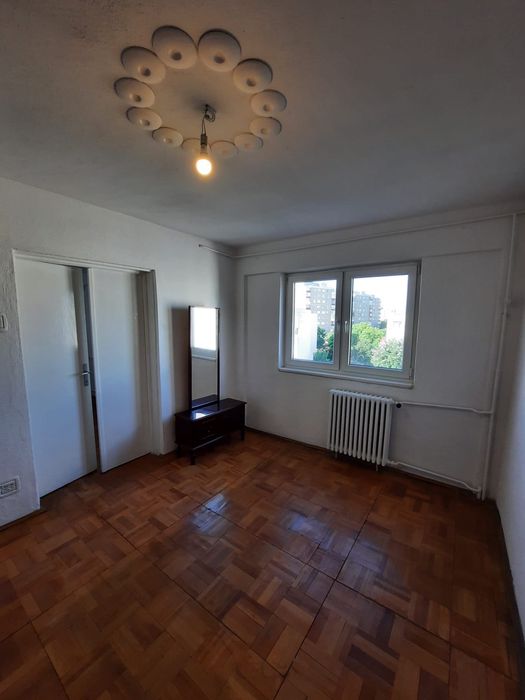 Vând apartament trei camere Vlaicu