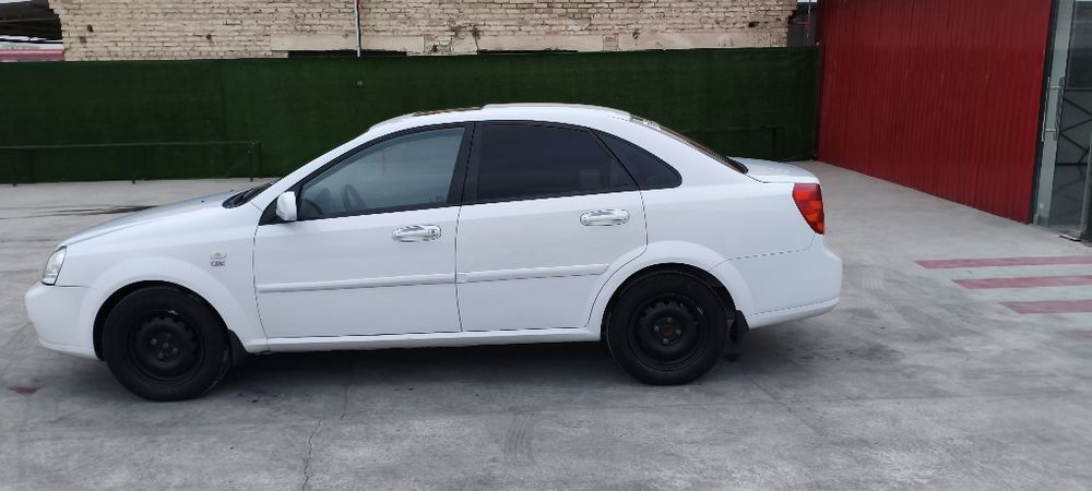 Lacetti 1.8 sotiladi