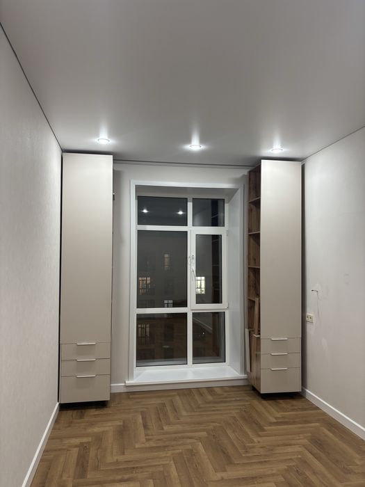 Продам стенку + стол между ними