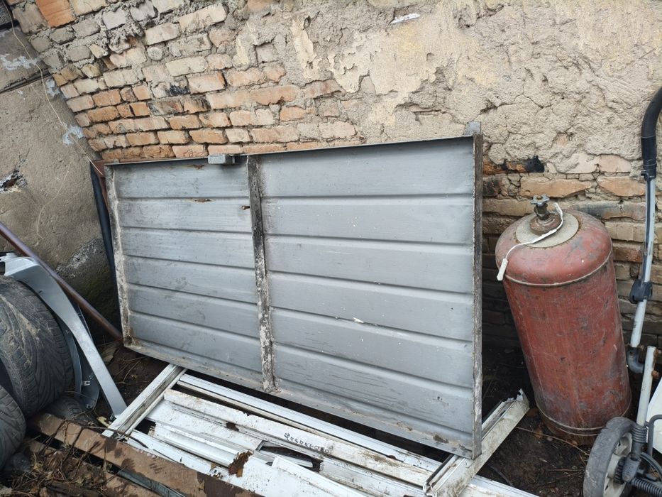 Продам метал. дверь, метал. опалубку и проф. трубы