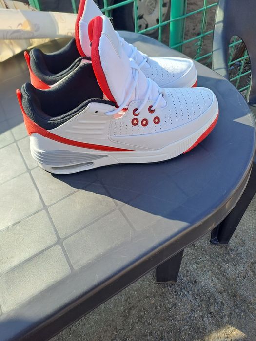 Vând adidasi giordăn