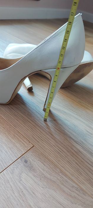 Бели обувки от естествена кожа