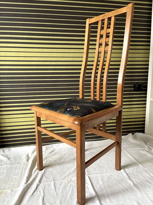 Дървени столове 6 броя.