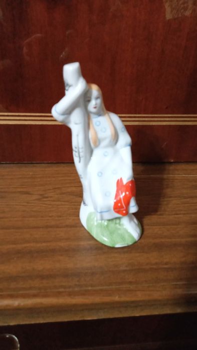 Продам фарфоровую фигурку