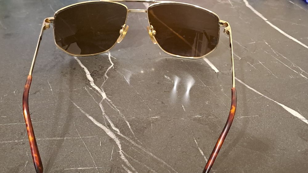 Слънчеви очила с жълти дръжки марката на училата е Kwiat!!!