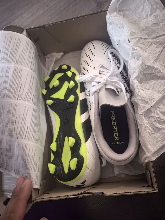 Продавам детски футболни обувки различни видове