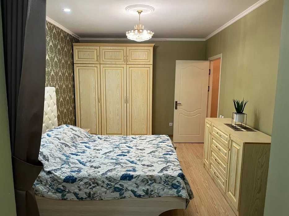 Сдается 4х комнатная в Центре,  110 школа  1200 уе.