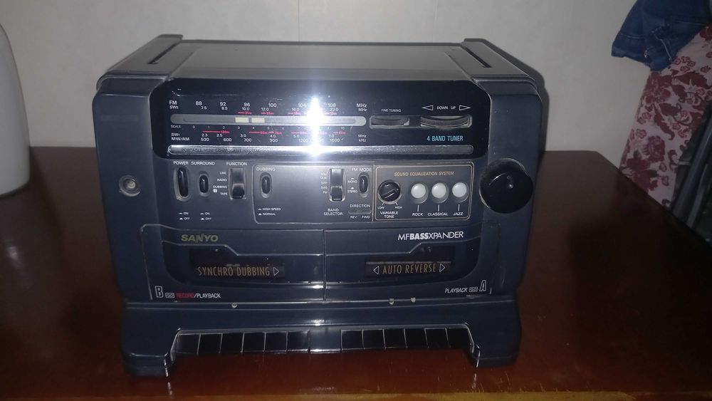 Продам музыкальный центр со съемными колонками Sanyo М933SR.