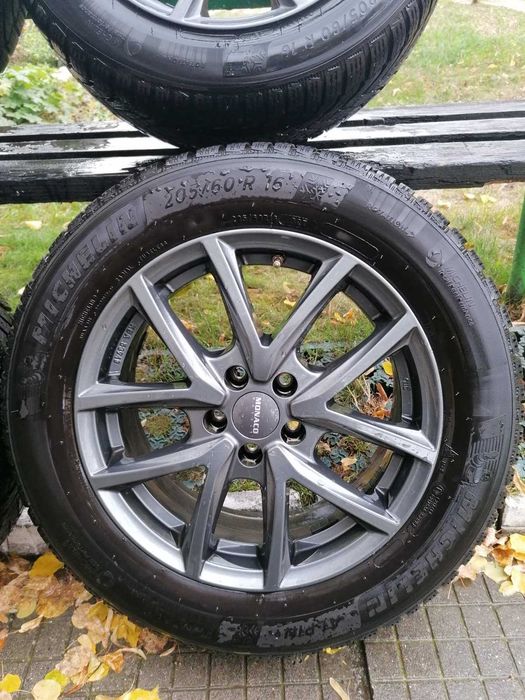 Продавам комплект гуми с джанти