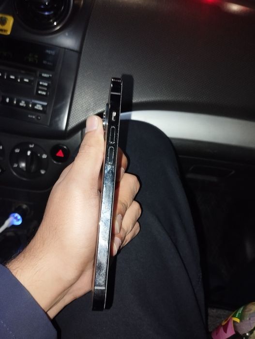 Iphone 12 Pro Max 
Yomkst 77 
Hotira 256 tali 
Karopka dakiment yoqolg