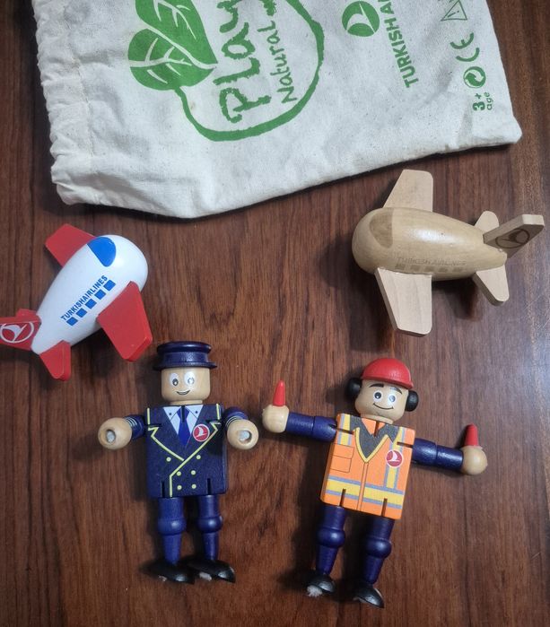 Игрушки из дерева: пилоты и самолётики.