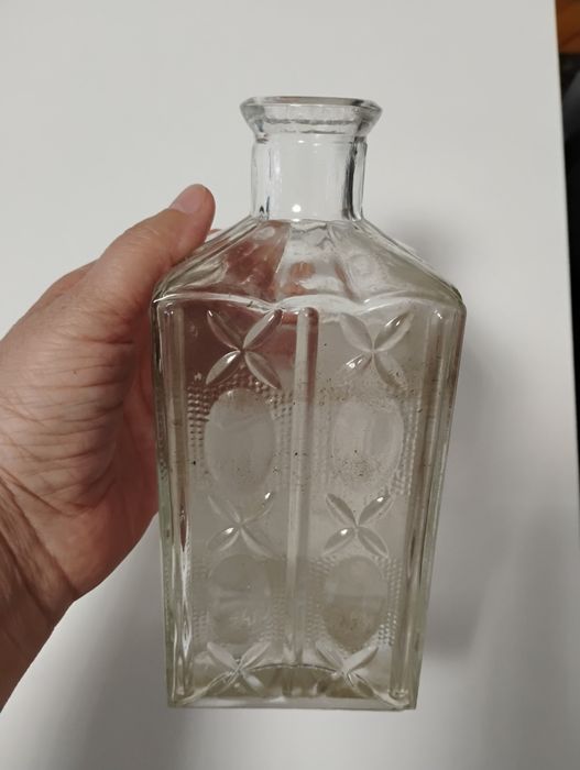 Старинно стъклено шише