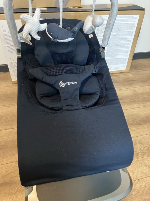 Ergobaby бебешки шезлонг 3в1 + борд с играчки