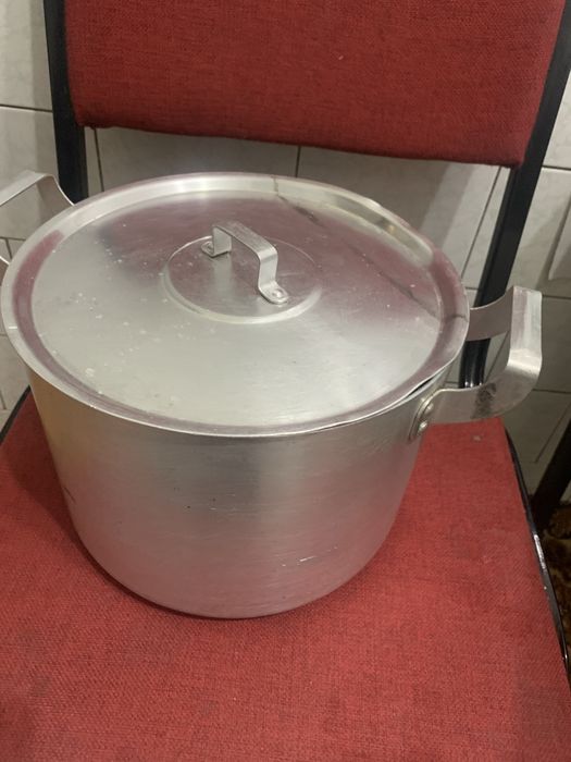 Алюминиевый кастрюль в хорошем состоянии 8 л