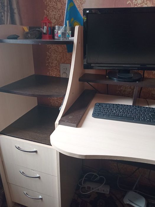 Компьютер и стол