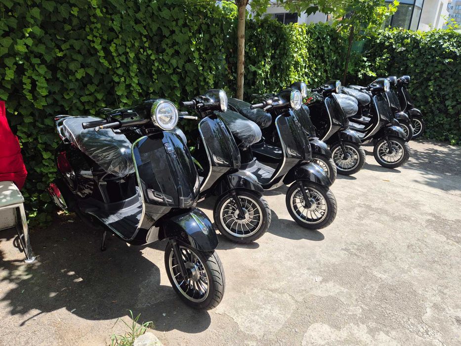 Vand flota de 22 scutere pe benzina fara permis - si 30 biciclete electrice