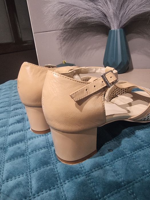 Sandale cu toc dama