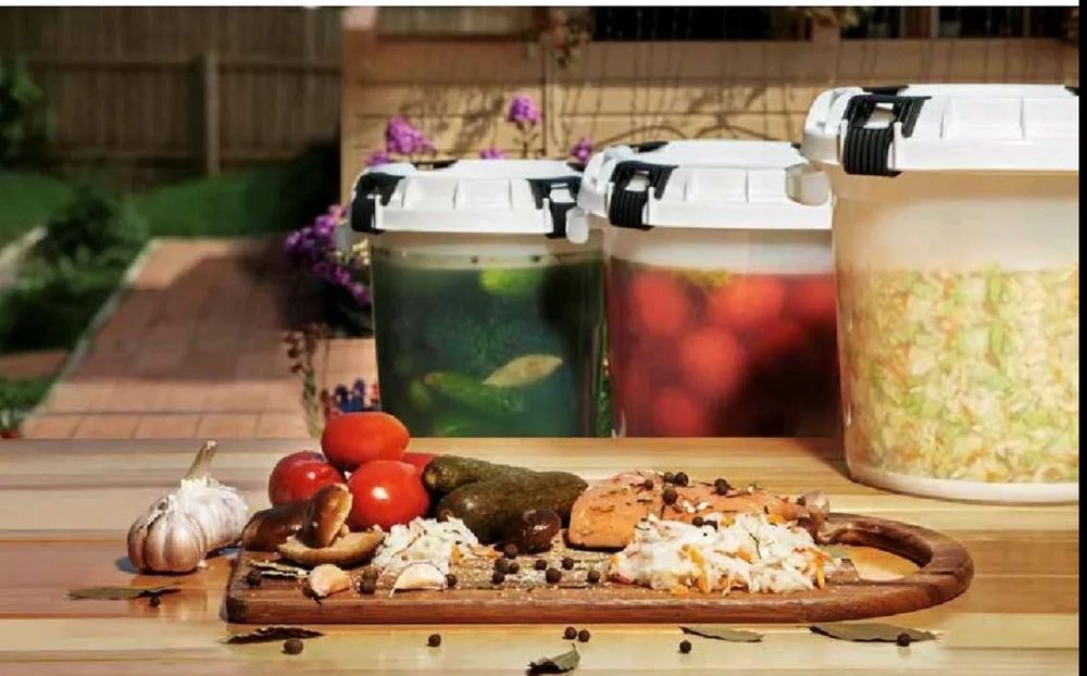 Бочка с гнётом для засолки .