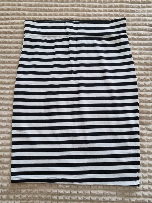 Vând la preț unic de 25 lei - tricouri/pantaloni scurti/rochie/fusta