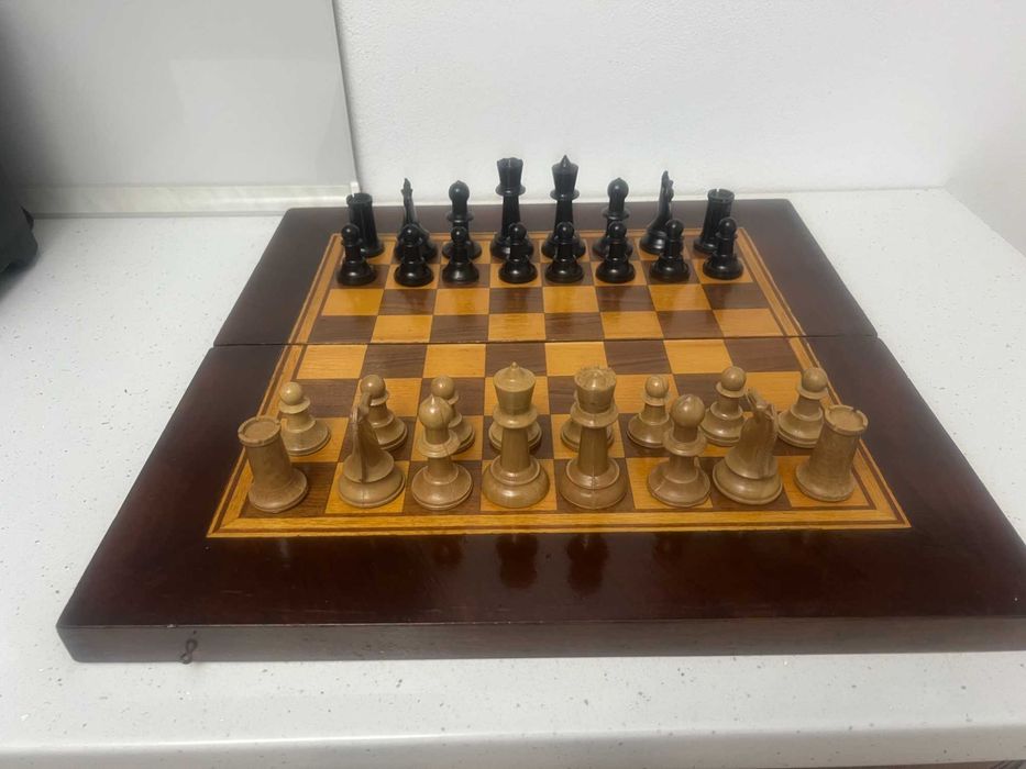 Голям Дървен шах 48 х 48 см. с бакелитови фигури