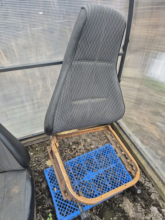 Продам передние сиденья ваз 2107