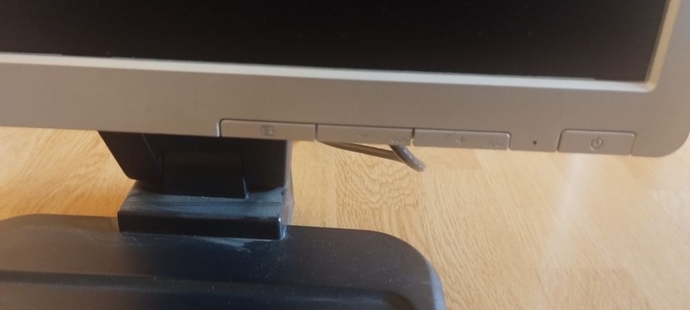 Монитор HP със стойка