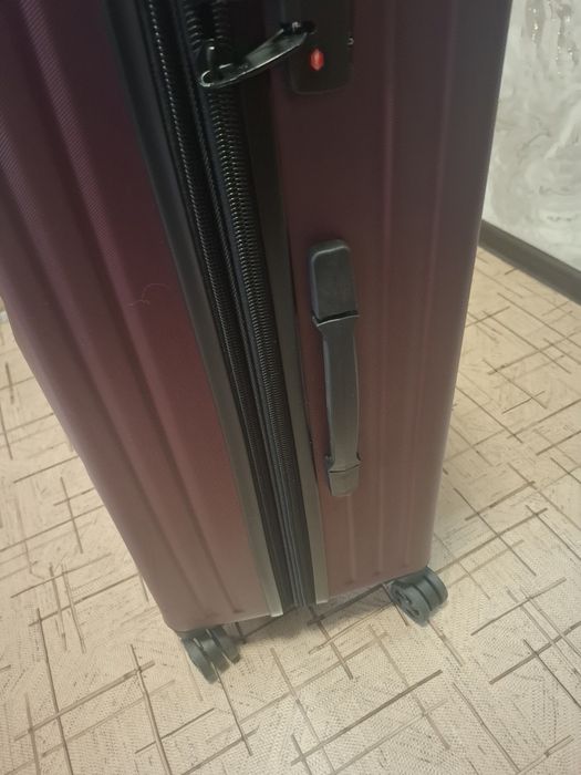 Продам новый чемодан