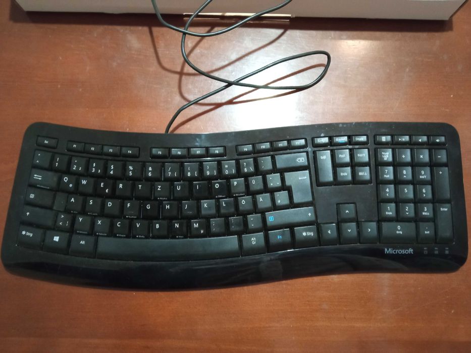 Клавиатура - механична, с кабел.