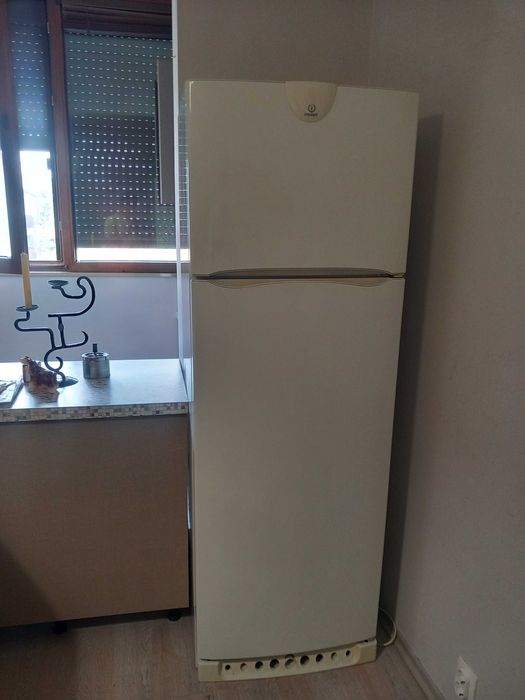 Хладилник Indesit с хладилна камера