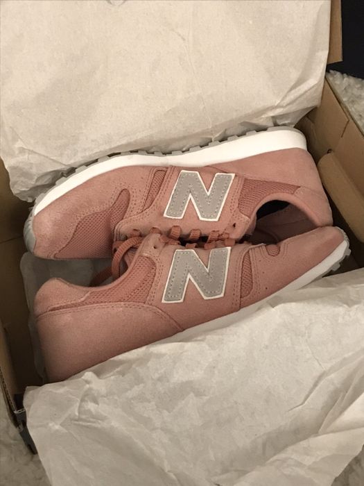 Adidasi ORIGINALI New Balance 37 ,dama, piele intoarsa ,roz prafuit