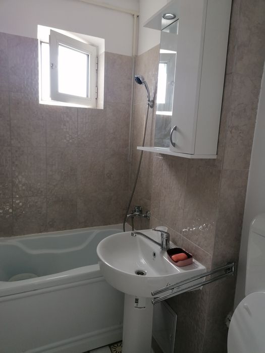 Închiriez apartament 2 camere central.