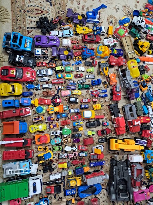 Машинки самые лучшие много разных.