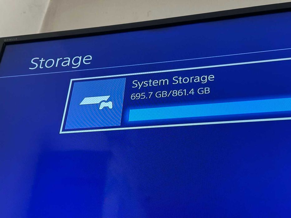 Продавам PlayStation 4 Slim 1TB + 1 джойстик