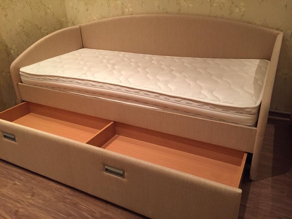 Кровать без матраса