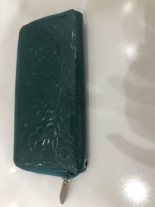 Дамско лачено портмоне