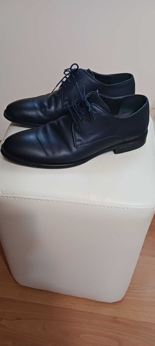 Мъжки костюм Теодор в комплект с черни обувки и колан