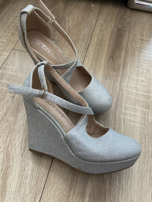 Дамски обувки на платформа