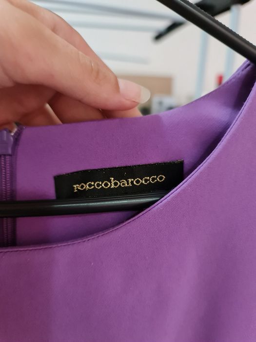 Rochie lila scurtă Roccobarocco cu bandă logo neagră