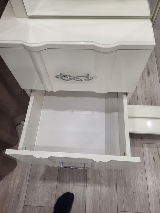 Трюмо с зеркалом