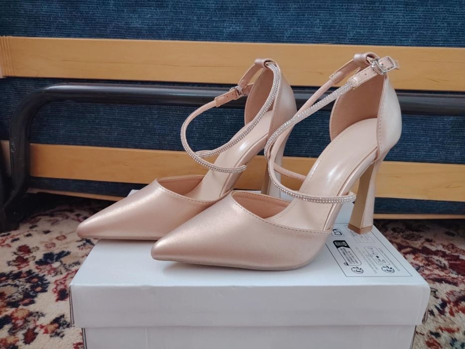 Официални обувки на ток