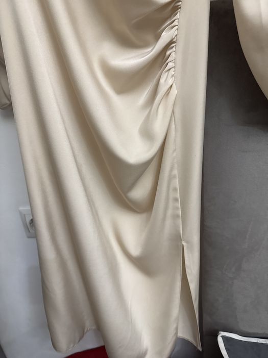 Платье бежевое атласное