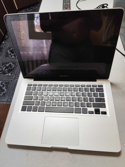 Vănd MacBook Pro Mid 2010