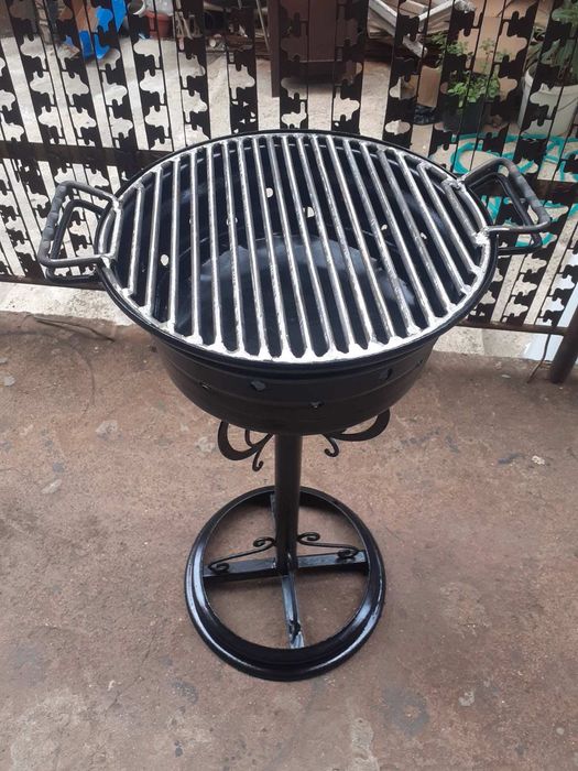 Кръгла барбекю скара на стойка – ръчно ковашко изработена